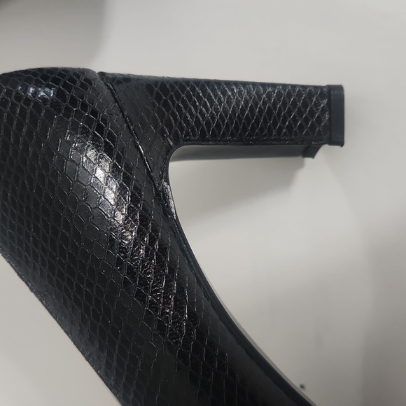 Stuart Weitzman - Black Leather Snake Print Pumps - Size 7.5 B - Picture 11 of 15